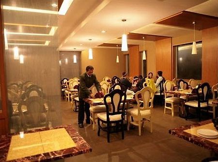 Deccan Plaza Hotel - Ooty Buitenkant foto